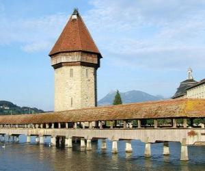 Puzzle Η ξύλινη και καλύπτονται γέφυρα Kapellbrücke (η Γέφυρα του Παρεκκλησίου) και το Wasserturm πύργο στη Λουκέρνη, Ελβετία